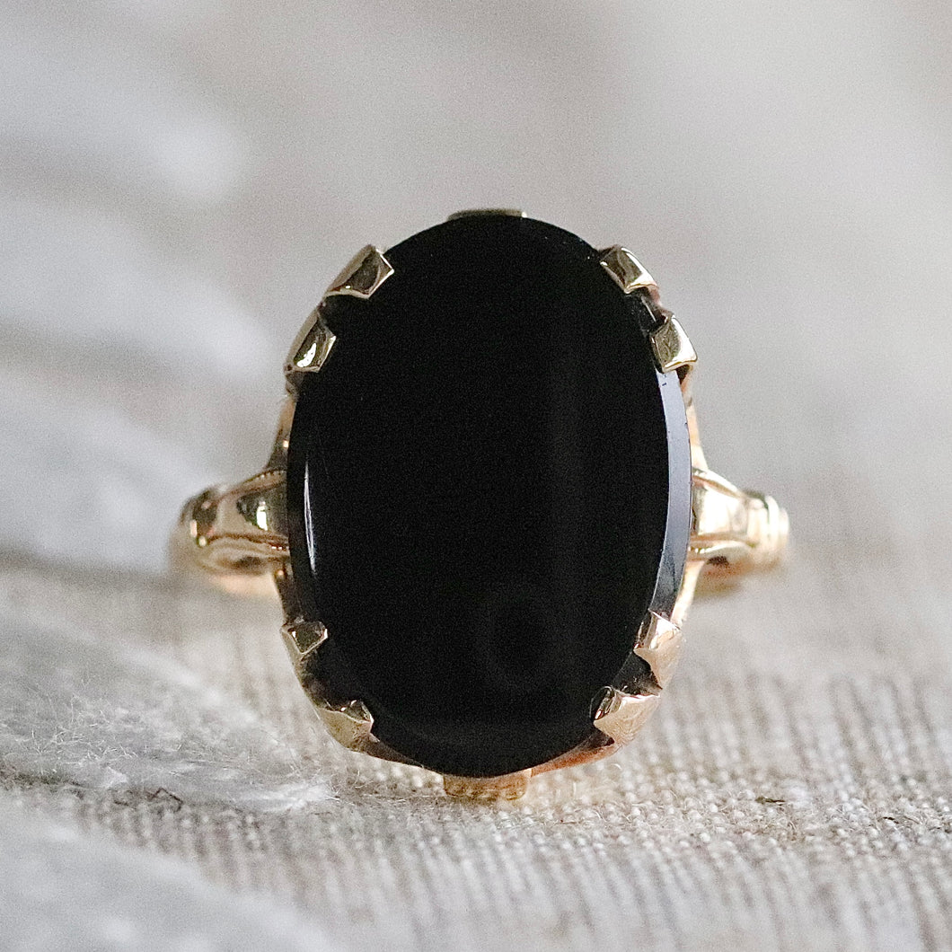 Vintage oval onyx ring in 14k yellow gold