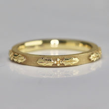 Load image into Gallery viewer, David Klass 18k yellow gold holly band