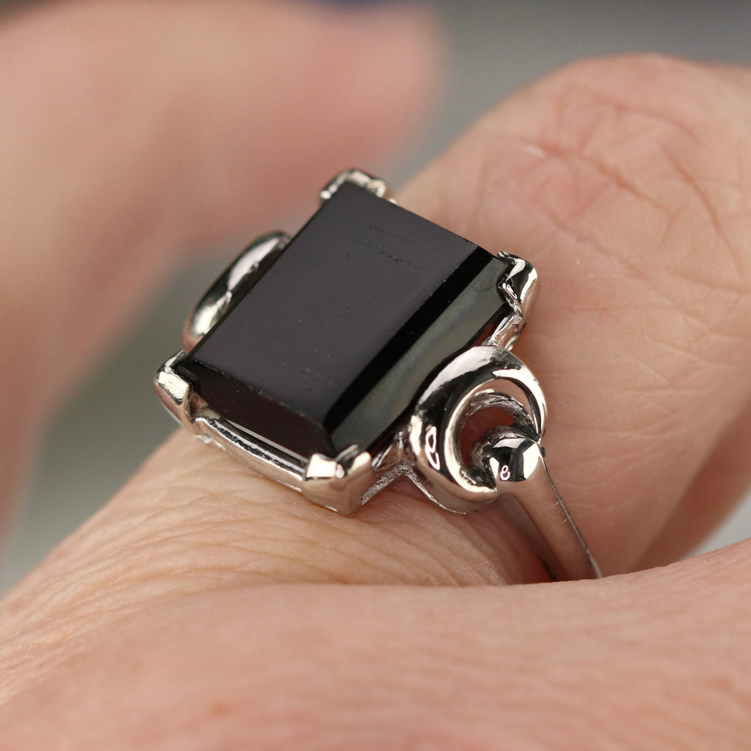 Vintage rectangular Onyx ring in white gold