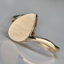 Load image into Gallery viewer, Vintage pear shaped signet ring in 14k yellow gold