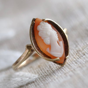 Vintage cameo ring in yellow gold