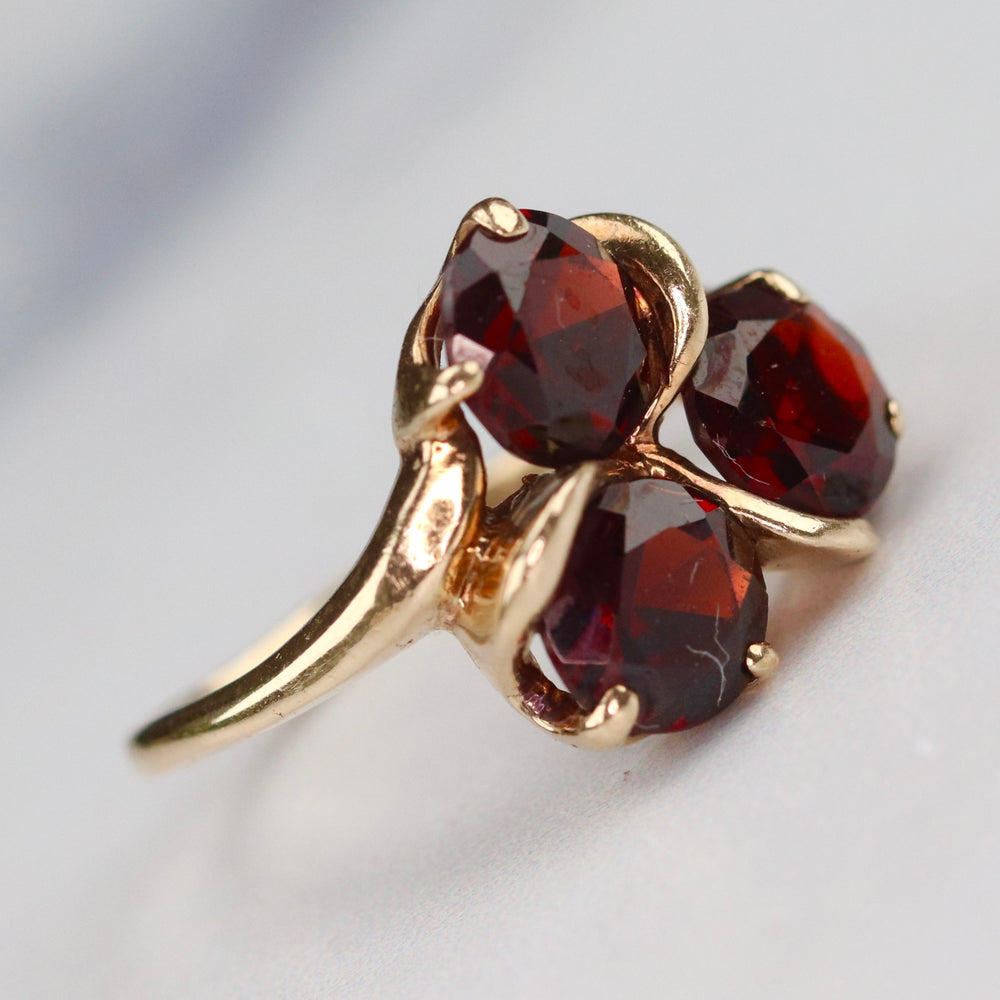 Vintage garnet ring in yellow gold