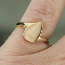 Load image into Gallery viewer, Vintage pear shaped signet ring in 14k yellow gold