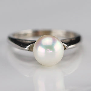 Vintage classic Pearl ring in white gold