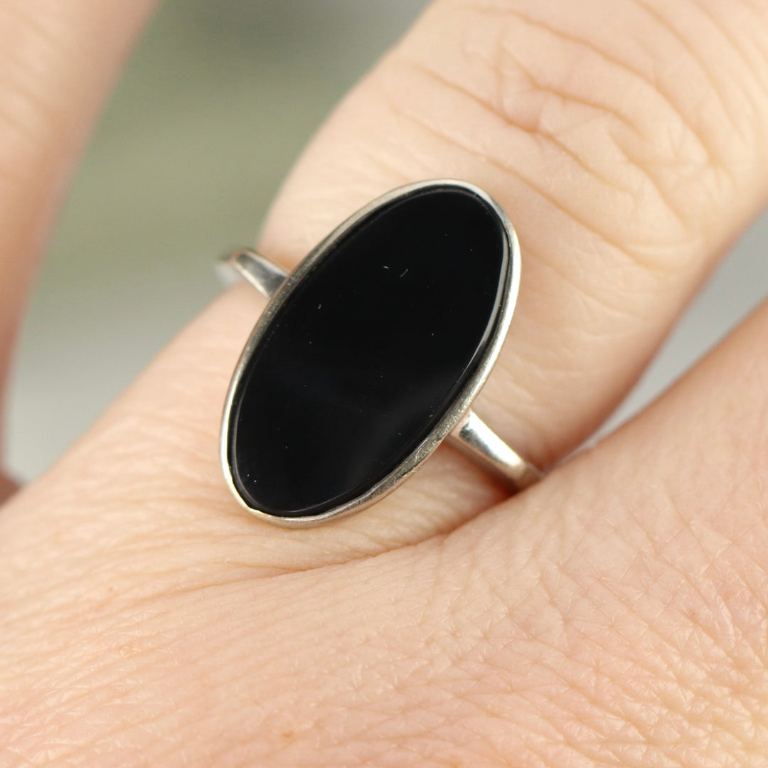 Classic oval onyx vintage ring in white gold