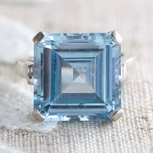 Load image into Gallery viewer, Large vintage blue spinel in white gold ring