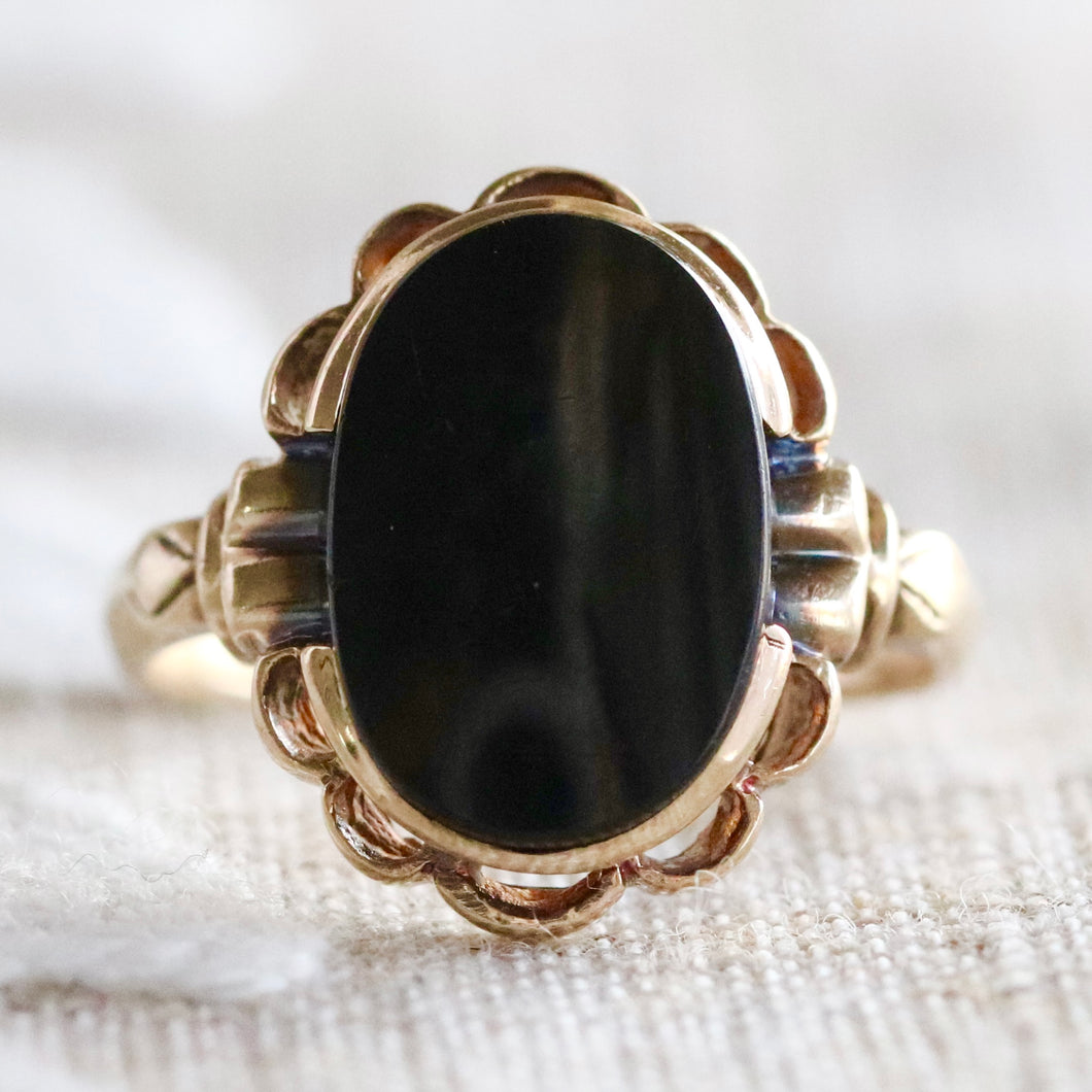 Classic onyx ring in yellow gold