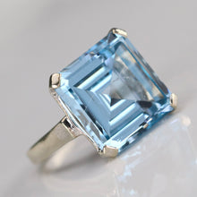 Load image into Gallery viewer, Large vintage blue spinel in white gold ring