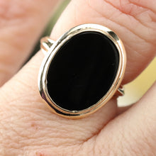 Load image into Gallery viewer, Classic onyx ring in yellow gold