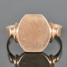 Load image into Gallery viewer, Vintage signet ring in yellow gold from Manor Jewels