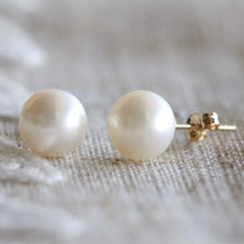 Load image into Gallery viewer, Classic pearl studs in 14k yellow gold