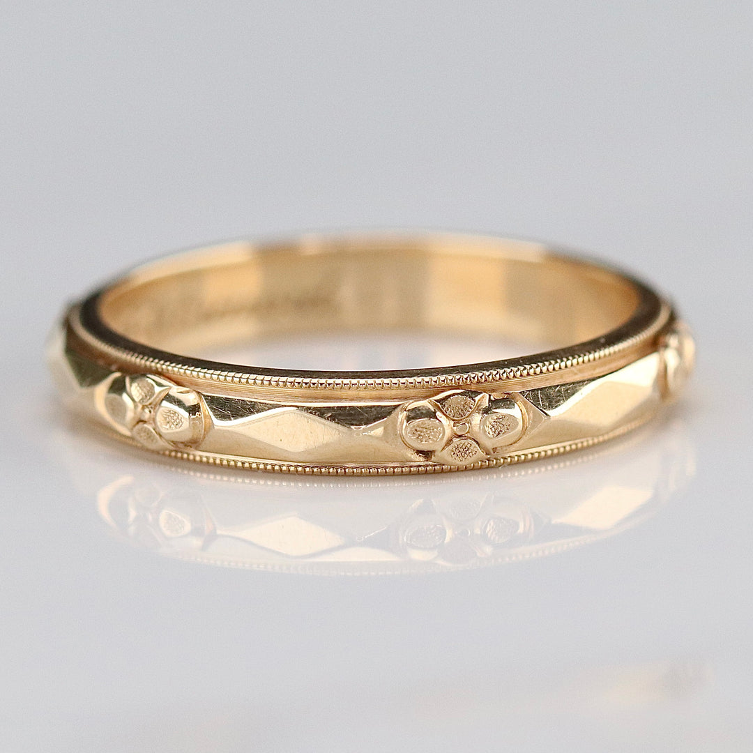 Vintage Art carved band in 14k yellow gold