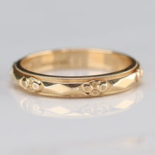 Load image into Gallery viewer, Vintage Art carved band in 14k yellow gold