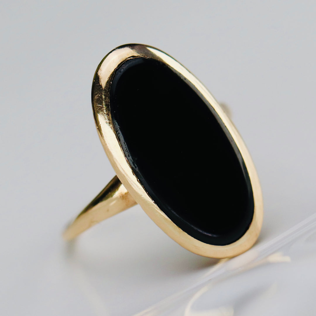 Classic oval onyx vintage ring in yellow gold