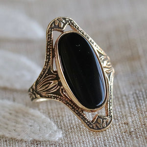 Classic onyx ring in a framed setting of yellow gold