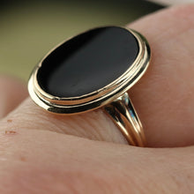 Load image into Gallery viewer, Classic onyx ring in yellow gold