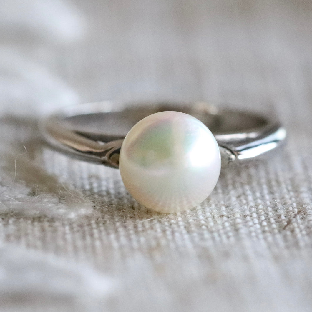 Vintage classic Pearl ring in white gold