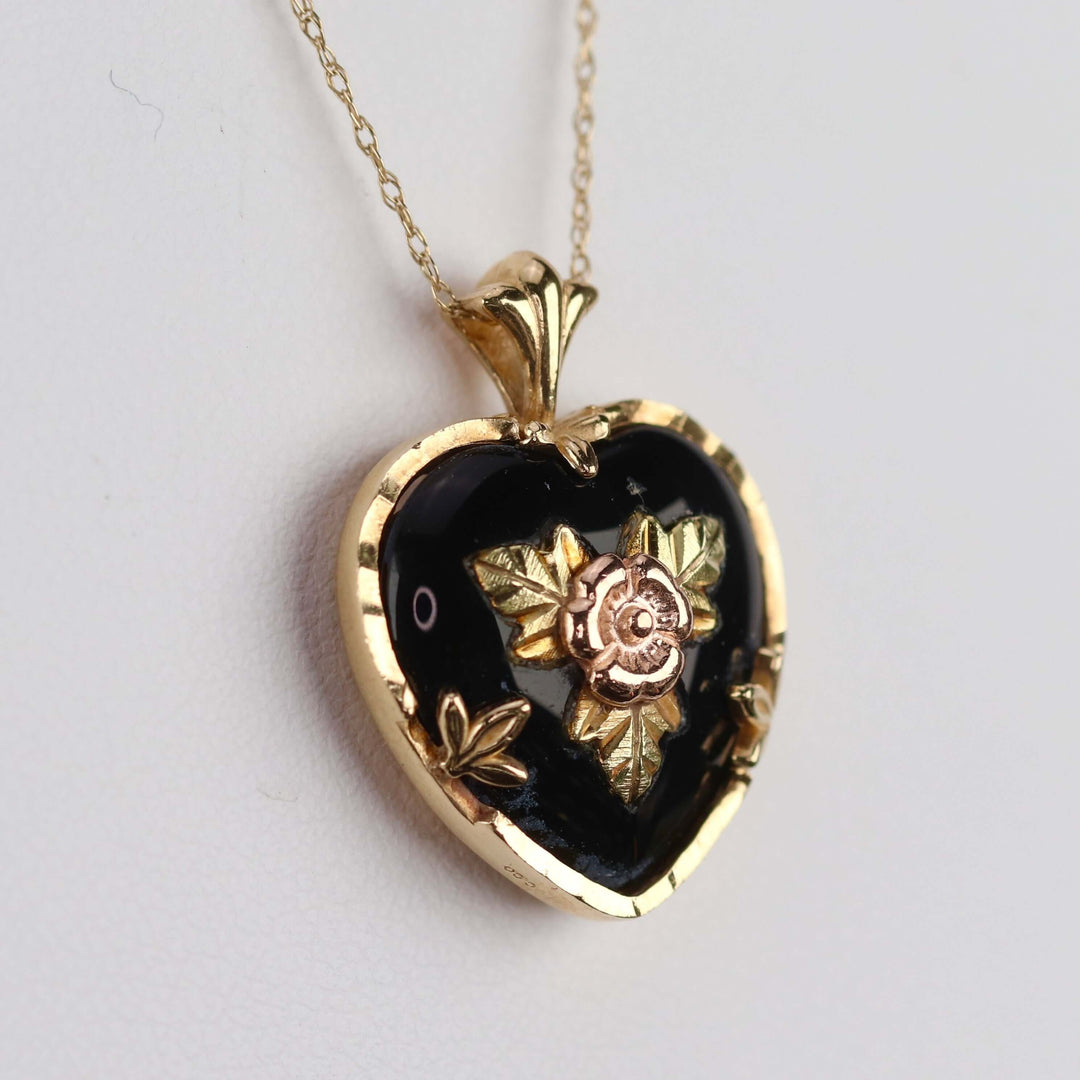 Vintage onyx heart shaped necklace in tri-tone gold