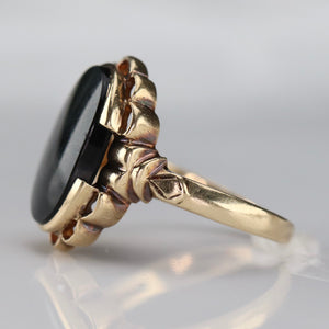 Classic onyx ring in yellow gold