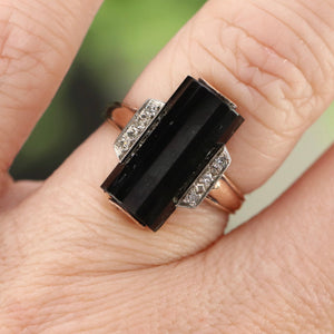 Barrel cut elegant onyx and diamond vintage ring in yellow gold from Manor Jewels