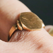 Load image into Gallery viewer, Vintage signet ring in yellow gold from Manor Jewels