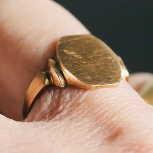 Vintage signet ring in yellow gold from Manor Jewels