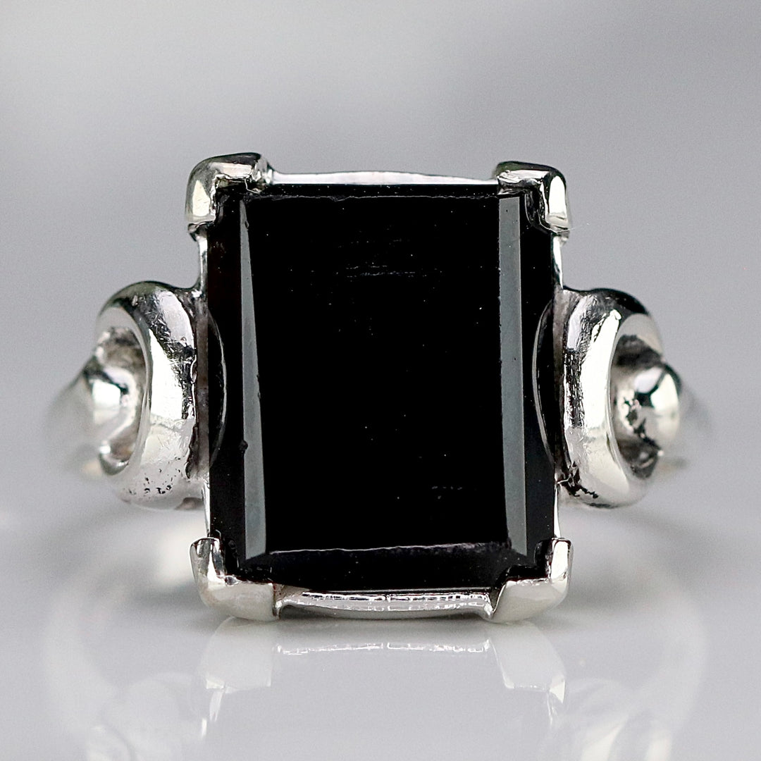 Vintage rectangular Onyx ring in white gold