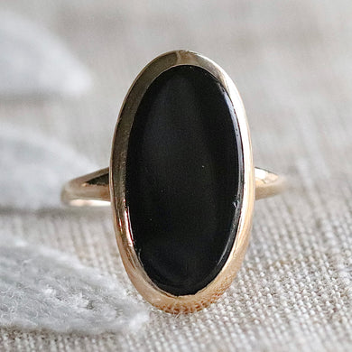 Classic oval onyx vintage ring in yellow gold