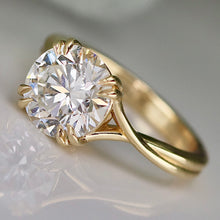 Load image into Gallery viewer, MANOR ROYAL: The Lilibet - 3.15ct lab grown F/VS1 diamond ring in 14k yellow gold