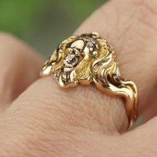 Load image into Gallery viewer, Vintage detailed Lion ring in yellow gold with diamonds