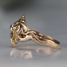 Load image into Gallery viewer, Vintage detailed Lion ring in yellow gold with diamonds