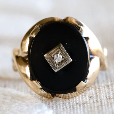 Vintage oval onyx and diamond ring in yellow gold