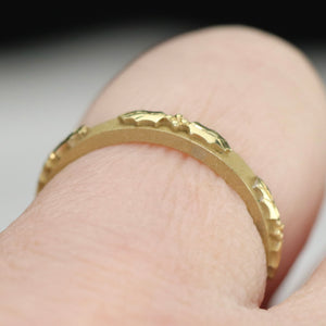 David Klass 18k yellow gold holly band