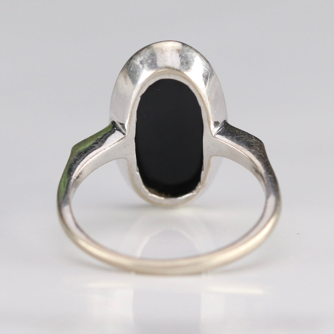 Classic oval onyx vintage ring in white gold