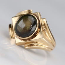 Load image into Gallery viewer, Heavy Vintage star sapphire ring in yellow gold