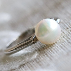 Vintage classic Pearl ring in white gold