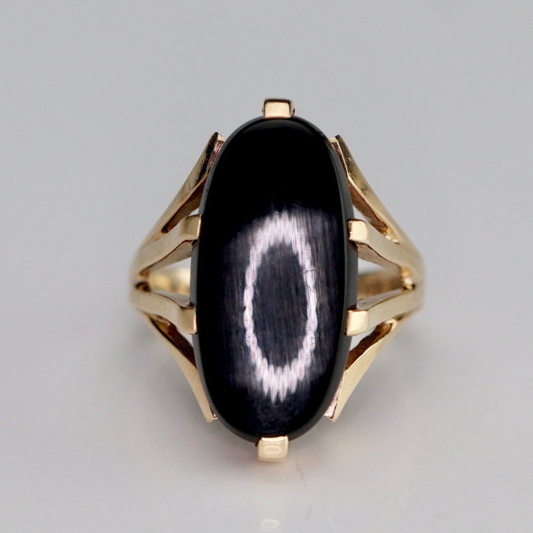 Vintage long and lean oval Onyx ring in yellow gold