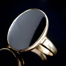 Load image into Gallery viewer, Classic oval onyx vintage ring in yellow gold