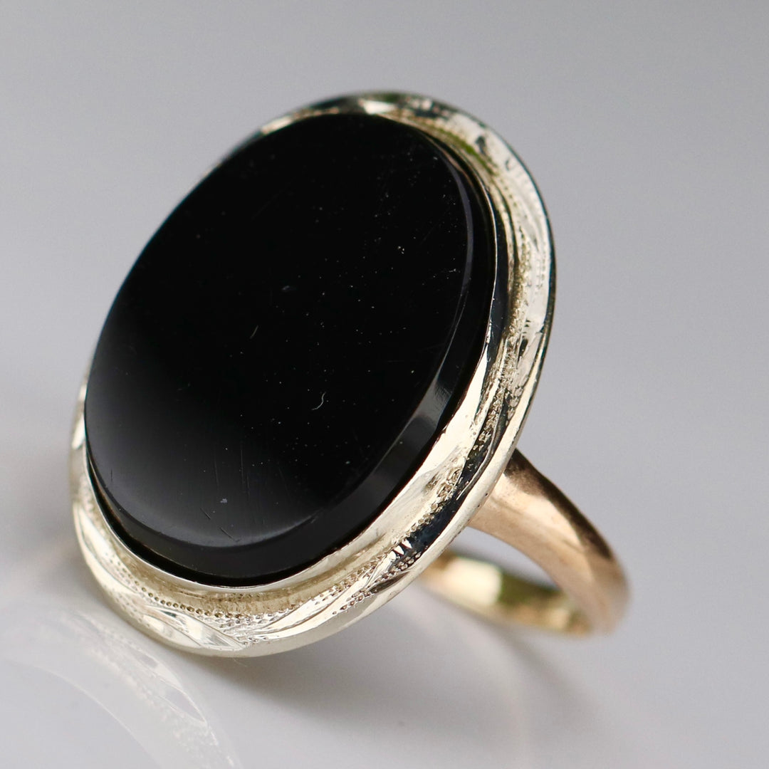 Classic oval onyx vintage ring in yellow and white gold