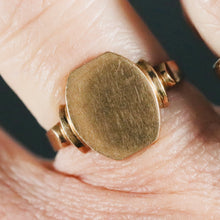 Load image into Gallery viewer, Vintage signet ring in yellow gold from Manor Jewels