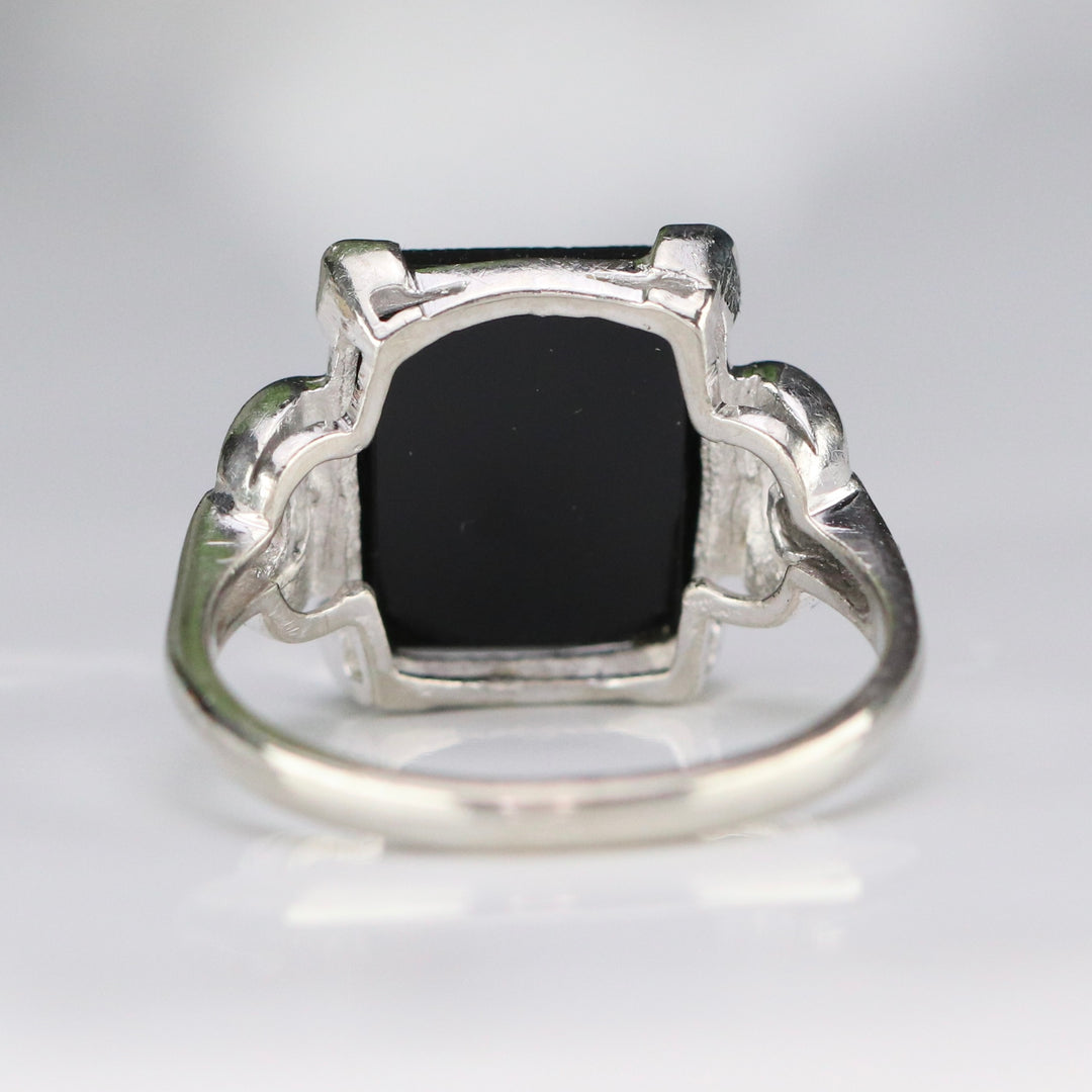 Vintage rectangular Onyx ring in white gold