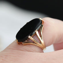 Load image into Gallery viewer, Vintage long and lean oval Onyx ring in yellow gold