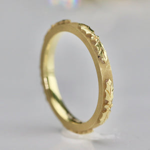 David Klass 18k yellow gold holly band