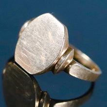 Load image into Gallery viewer, Vintage signet ring in yellow gold from Manor Jewels