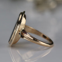 Load image into Gallery viewer, Classic onyx ring in yellow gold