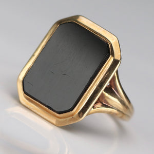 Vintage onyx ring in yellow gold