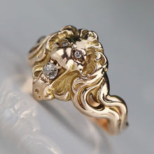 Load image into Gallery viewer, Vintage detailed Lion ring in yellow gold with diamonds