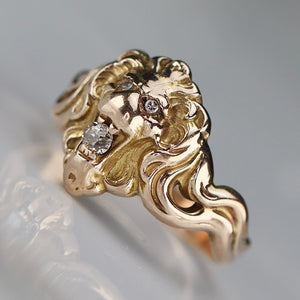 Vintage detailed Lion ring in yellow gold with diamonds