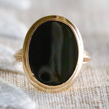 Load image into Gallery viewer, Classic onyx ring in yellow gold