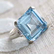 Load image into Gallery viewer, Large vintage blue spinel in white gold ring